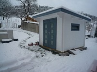 28 mm Blockbohle Pultdachhaus mit            Doppelfluegtuer verglast mit Milchglas